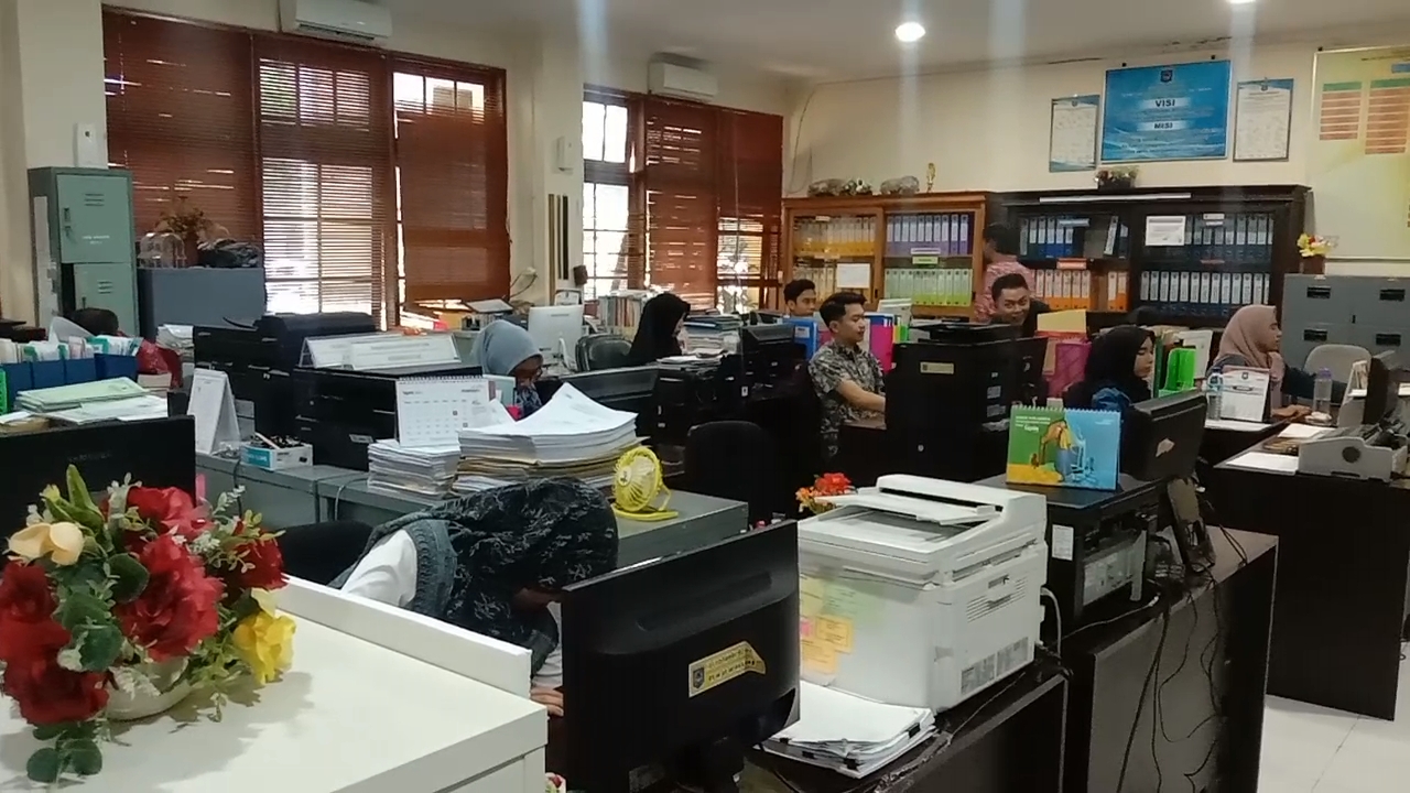 INI YANG RAJIN: Sejumlah pegawai di bagian umum Kantor Wali Kota Mataram saat bekerja pada hari pertama masuk kerja, kemarin (26/4). ROJAI/LOMBOK POST