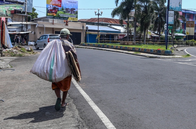 ANDALKAN PUSAT: Pemprov NTB masih mengandalkan anggaran dari pemerintah pusat untuk membantu masyarakat miskin. (Ivan/Lombok Post)