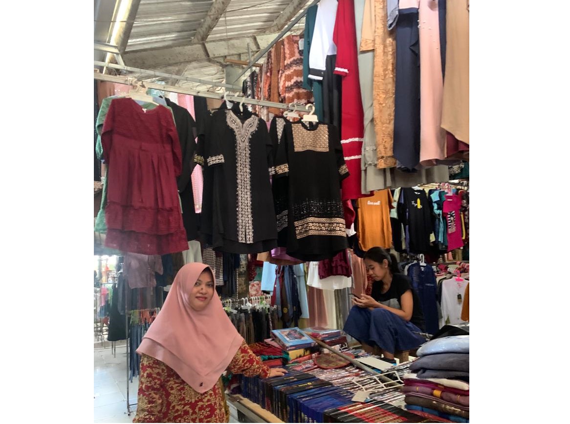 TUNGGU PEMBELI: Warida, salah satu pedagang pakaian di Pasar Kediri, Lombok Barat, pekan lalu (6/4). (CHIA/LOMBOK POST)