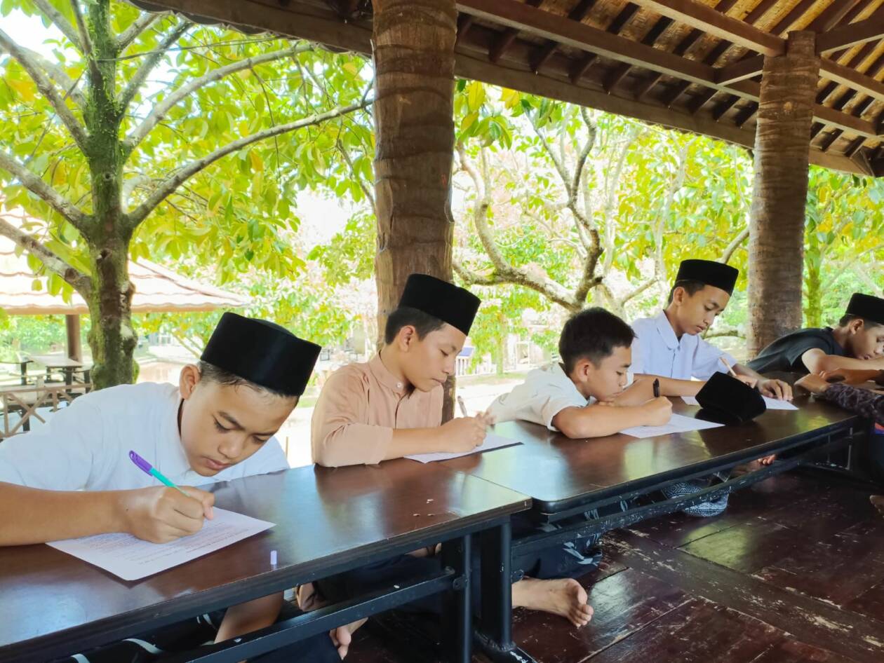 BELAJAR AGAMA: Sejumlah santri Ponpes Alam Sayang Ibu saat belajar Diary Quran di Gazebo pondok, beberapa waktu lalu. (Dok. Ponpes Alam Sayang Ibu)