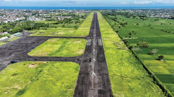 BAKAL JADI SIRKUIT: Eks Bandara Selaparang akan menjadi lokasi balapan motocross MXGP Bulan Juli mendatang. Pembangunan sirkuit mulai dilaksanakan Mei mendatang.( IVAN/LOMBOK POST)