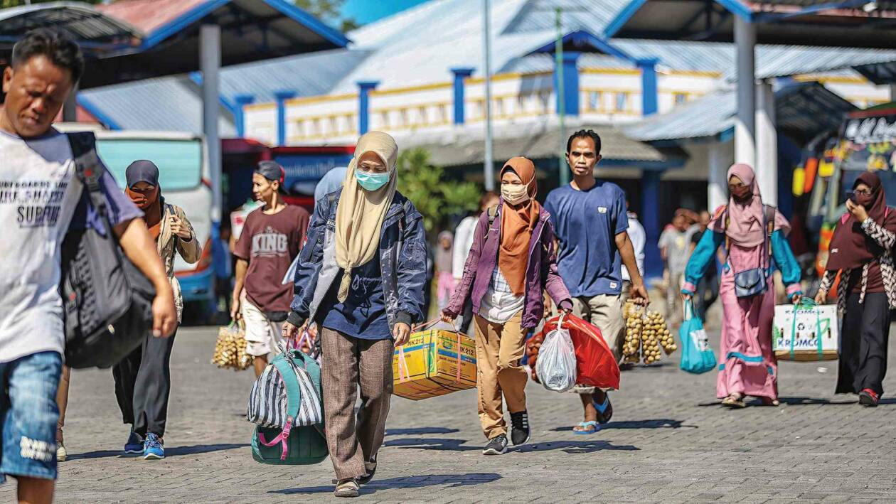 MUDIK: Warga yang menjadi peserta BPJS Kesehatan saat pulang mudik bisa tetap mendapatkan layanan di fasilitas kesehatan (faskes) kampung halamannya meski tidak terdaftar di faskes tersebut.( IVAN/LOMBOK POST)