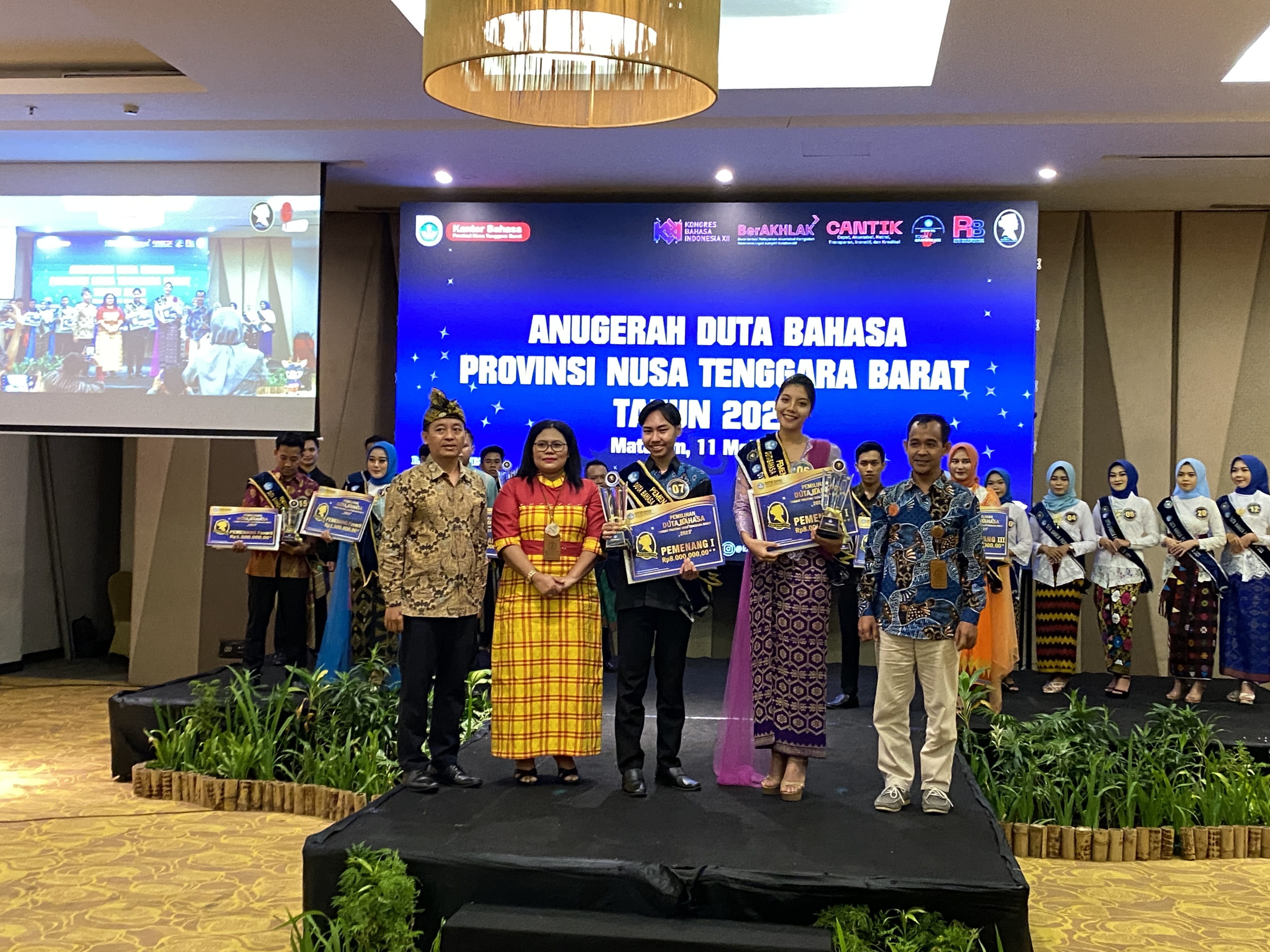 SELAMAT YA: Kepala Kantor Bahasa NTB Puji Retno Hardiningtyas (dua dari kiri) berfoto bersama Duta Bahasa NTB Tahun 2023, serta dewan juri di acara Anugerah Duta Bahasa NTB Tahun 2023 di Mataram, Kamis (11/5). (Yuyun/Lombok Post)