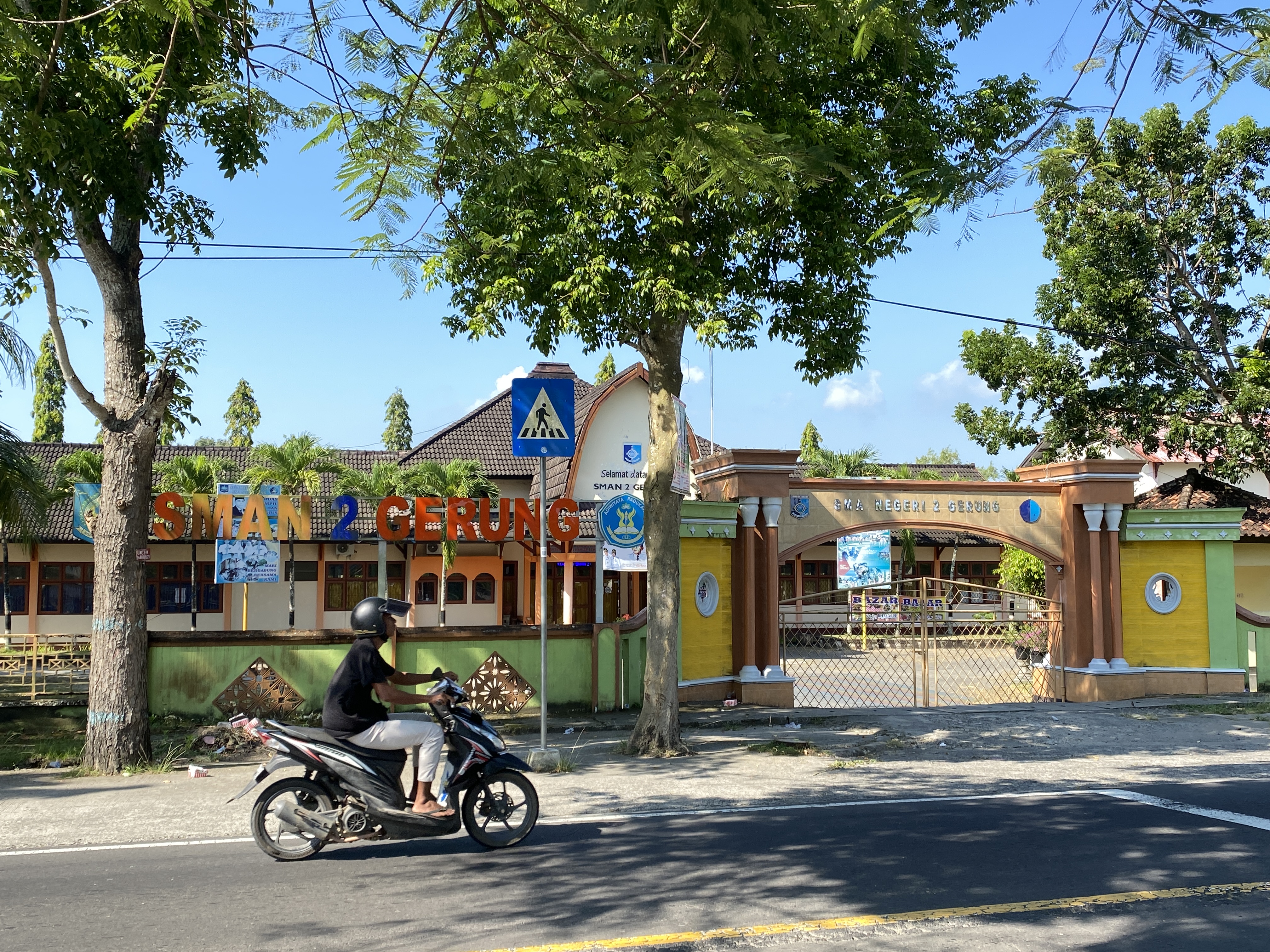 TINGKATKAN KUALITAS: Seorang pengendara melintas di depan SMAN 2 Gerung, Lombok Barat, beberapa waktu lalu. (YUYUN/LOMBOK POST)