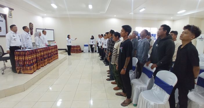 DAPAT KETERAMPILAN: Belasan mantan narapidana yang menjadi klien Bapas Kelas II Mataram saat menghadiri acara pembukaan pelatihan keterampilan mekanik di Aula Bapas Mataram, Rabu (17/5).( TONI/LOMBOK POST)