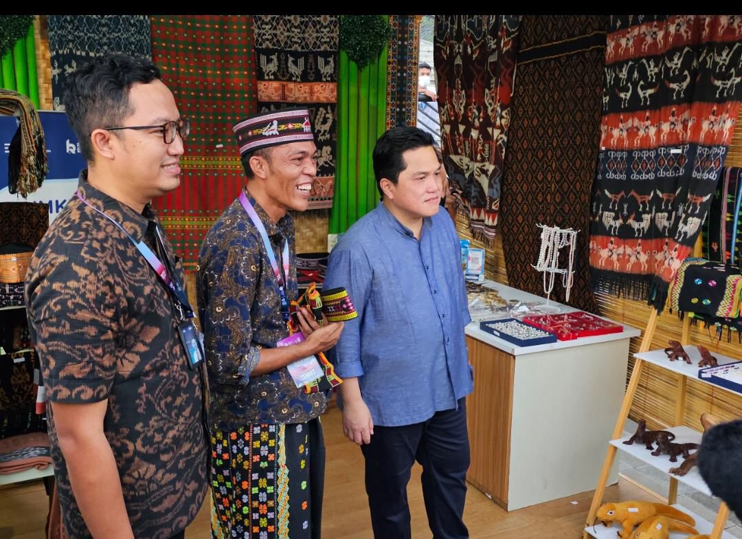 Aneka produk usaha mikro, kecil dan menengah, baik kerajinan kain tenun hingga gantungan kunci resin dipajang apik di lapak dalam pameran UMKM Rumah BUMN SME’s Hub di Waterfont City Labuan Bajo, Manggarai Barat, Nusa Tenggara Timur (NTT). Keramaian terlih