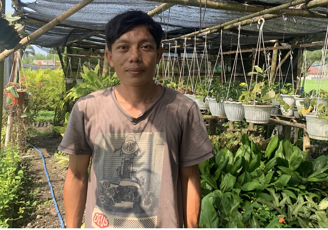 Andi Salah satu pengusaha tanaman hias di lahan miliknya, di Banyumulek, Lombok Barat ,Selasa (2/5).(CHIA/LOMBOK POS)