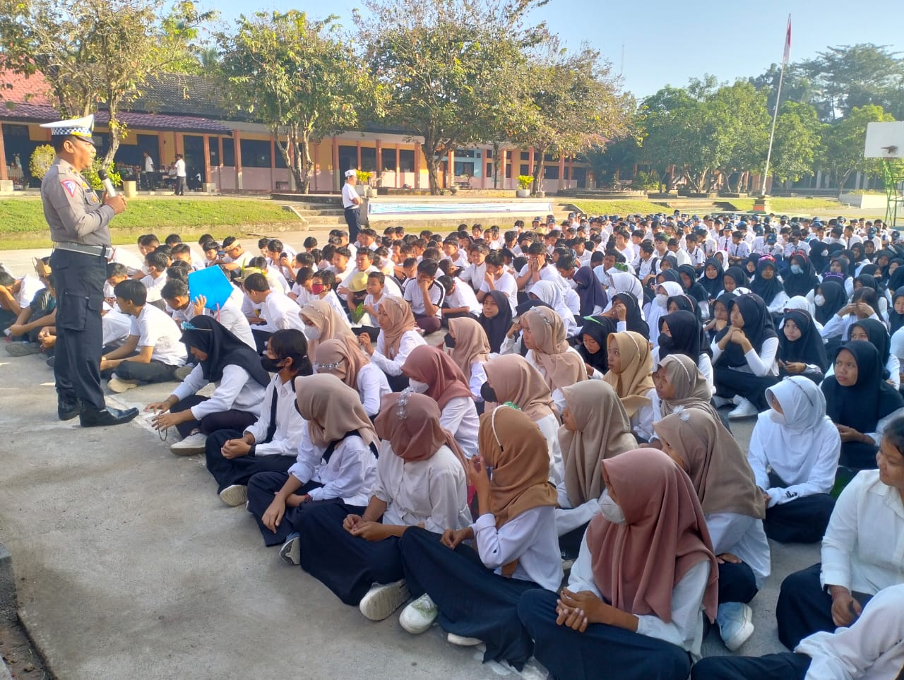 HINDARI NARKOBA: Kanit Kamsel Satlantas Polres Loteng Ipda I Ketut Arnawa memberikan sosialisasi pada kalangan pelajar atas bahaya penyalahgunaan narkoba di SMP Negeri 1 Praya, Selasa (30/5). (Dewi/Lombok Post)