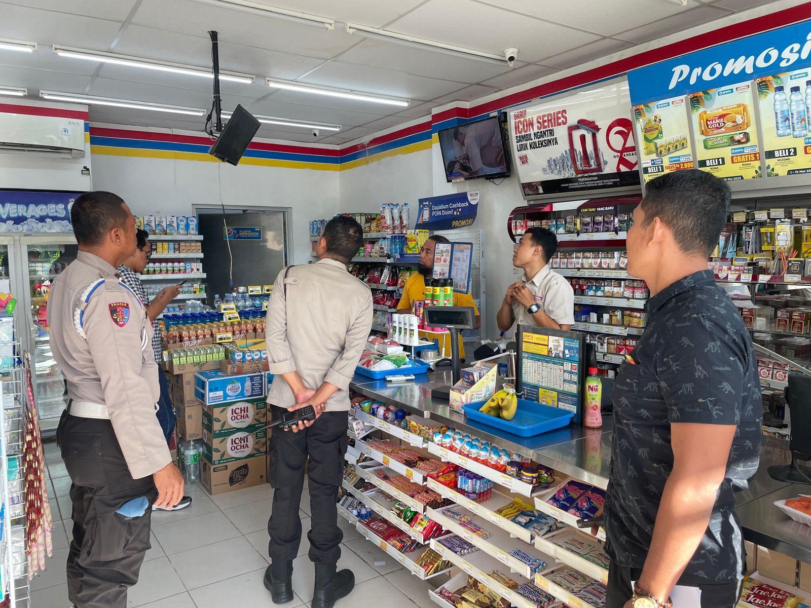 BURU PELAKU: Tim Resmob Polres Loteng bersama Unit Reskrim Polsek Pujut memburu pelaku perampokan Indomaret di Bypass Tanak Awu, Desa Tanak Awu, Kecamatan Pujut, Loteng, Sabtu (6/5/2023). (Polres Loteng for Lombok Post)