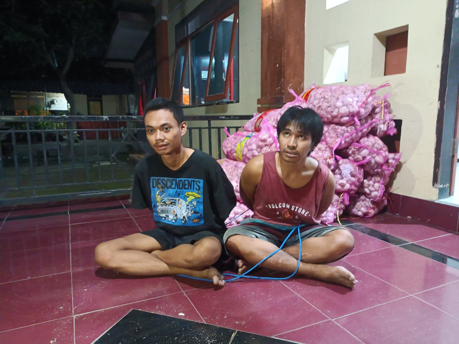 DIBORGOL: Dua pelaku pencurian bawang putih usai ditangkap tim opsnal Polsek sandubaya di depan salah satu toko di kawasan Pasar Mandalika, Sabtu malam (6/5). (Harli/Lombok Post)