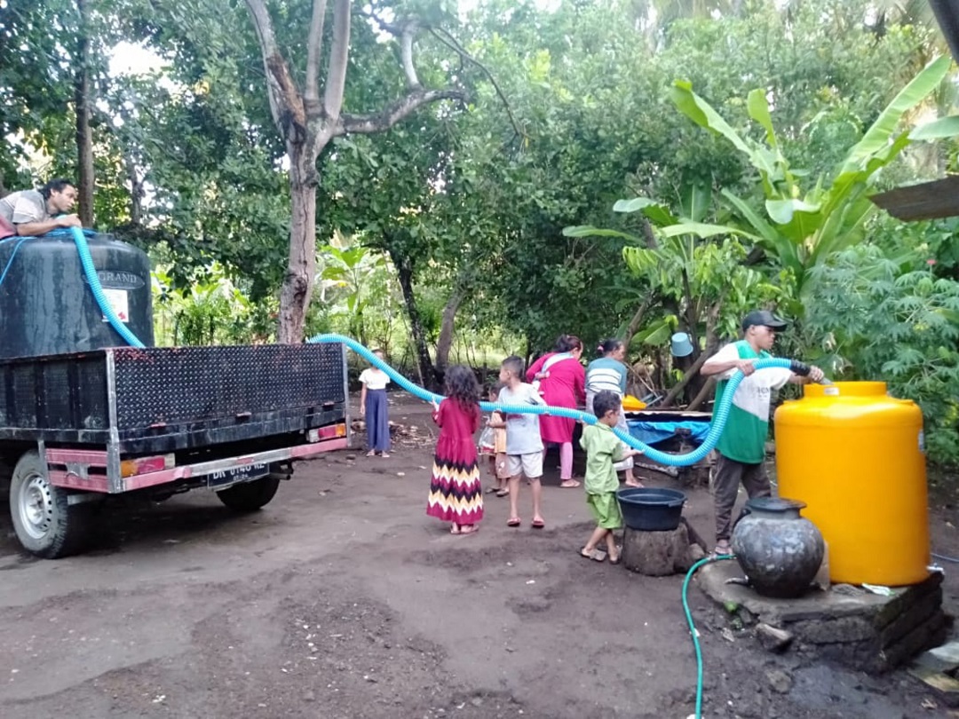 DROPPING AIR: Tim BPBD KLU menyalurkan bantuan air bersih pada warga yang membutuhkan, beberapa waktu lalu.(Dok/Lombok Post)