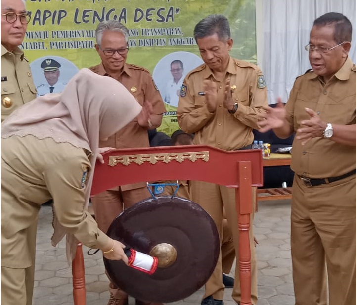 PENCANANGAN: Bupati Bima Hj Indah Dhamayanti Putri memukul gong saat pencanangan program APIP Lenga Desa, Senin (22/5).(FIRMAN/LOMBOK POST)