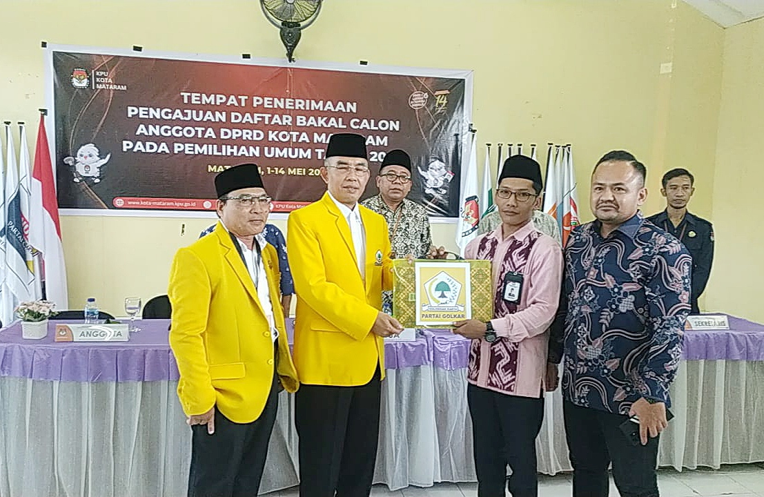 SIAP MENJADI PEMENANG: Ketua DPD II Golkar Mataram TGH Mujiburrahman bersama Sekretaris Usman TS saat mendaftarkan bacalegnya ke KPU Kota Mataram belum lama ini.( DOK GOLKAR MATARAM)