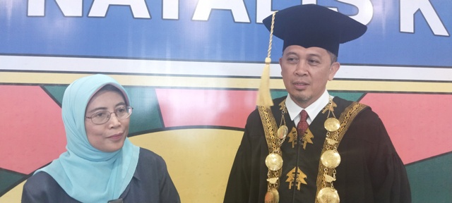 BERI MASUKAN: Asisten II Setda NTB dr Nurhandini Eka Dewi (kiri) bersama Direktur Poltekpar Lombok Herry Rachmat Widjaja (kanan) konferensi pers usai menggelar sidang terbuka senat Akademi Poltekpar Lombok, Selasa (9/5). (Dewi/Lombok Post)