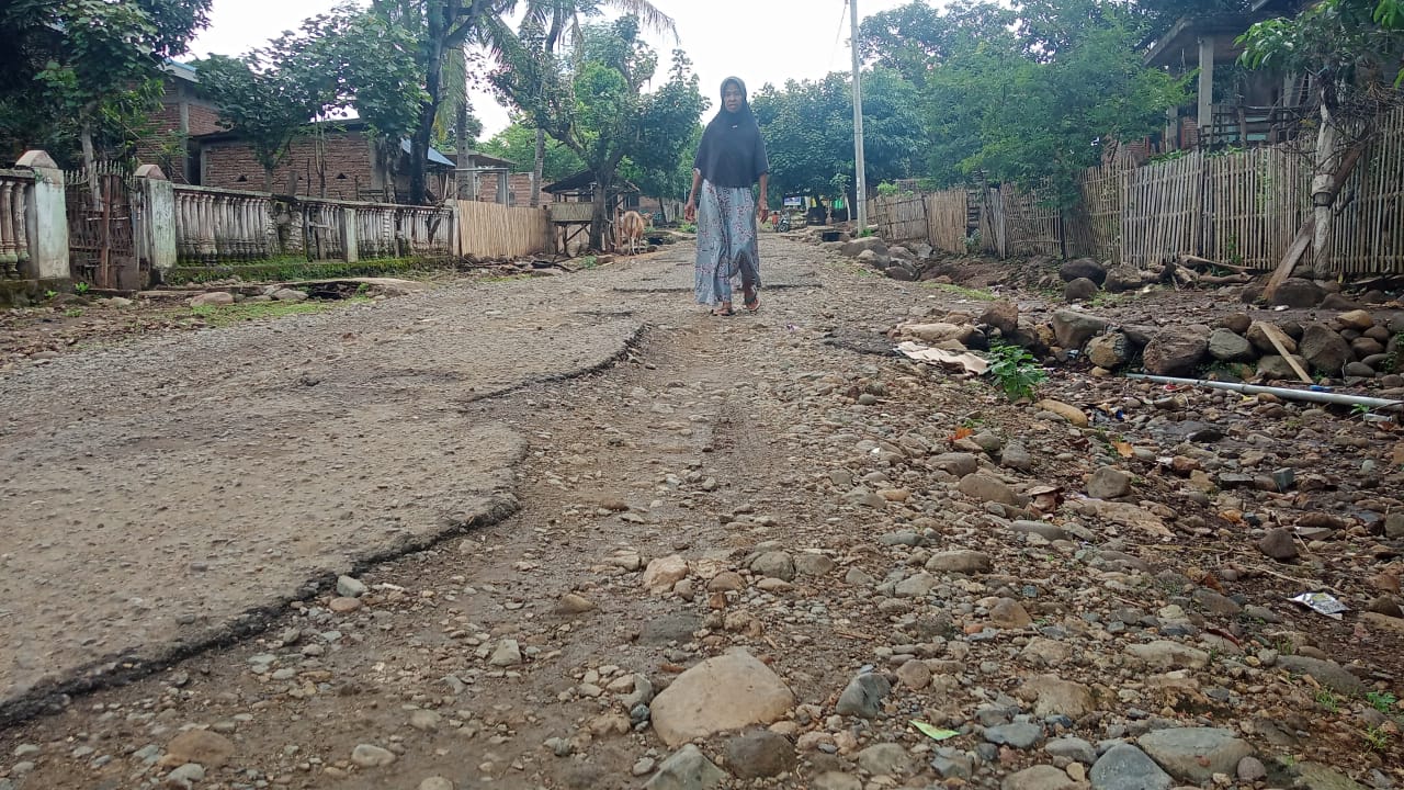BERSABAR LAGI: Jalan Wadukopa sudah bertahun-tahun rusak parah dan tak kunjung diperbaiki.(ISLAMUDDIN/LOMBOK POST)
