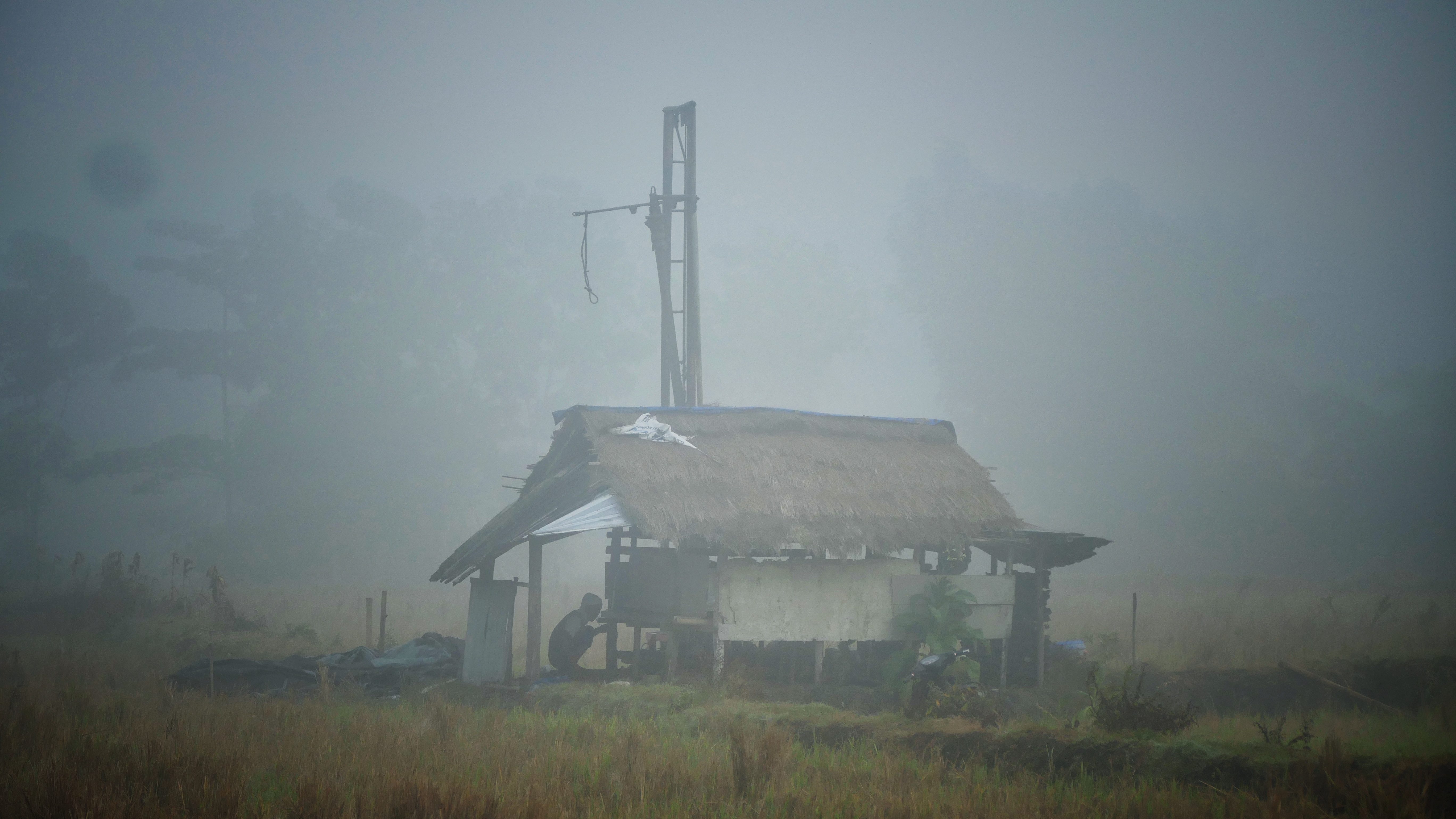 WASPADA: Kondisi gubuk milik petani di area persawahan Dusun Mangkung Daye, Desa Mangkung, Kecamatan Praya Barat, Loteng, kemarin (24/5) yang diselimuti kabut tebal. (Dewi/Lombok Post)
