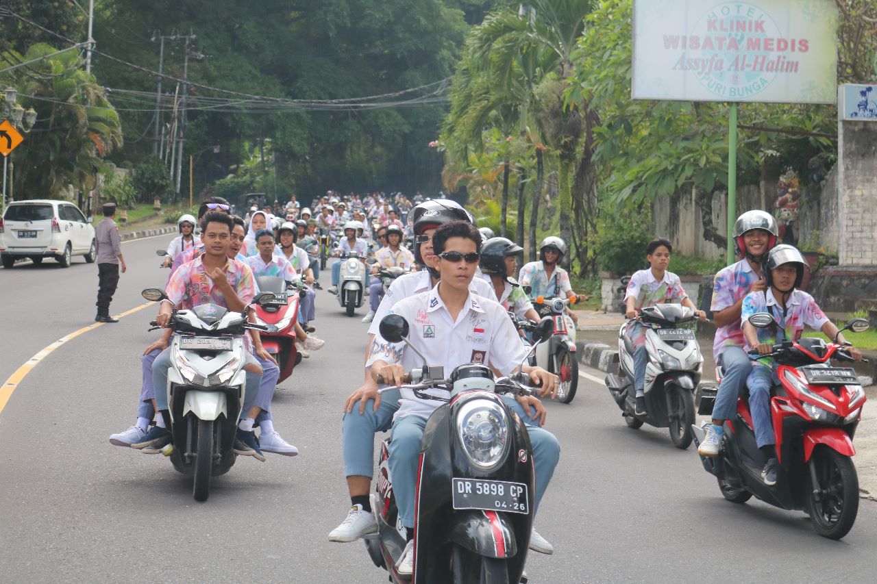 PENUHI JALAN RAYA: Iringan siswa-siswi di Lobar yang merayakan kelulusan kemarin. Mereka juga melakukan aksi corat-coret seragam sekolah.(HABIBUL ADNAN/LOMBOK POST)