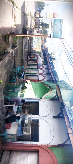 DITERTIBKAN: Sejumlah pedagang masih bertahan berjualan di depan lapak nasi balap mereka di jalan raya Puyung, Praya, Loteng, kemarin (8/5). Mereka bertahan karena belum ada jaminan dari Pemdes Puyung bagi mereka dapat mengisi kembali lapak setelah direno