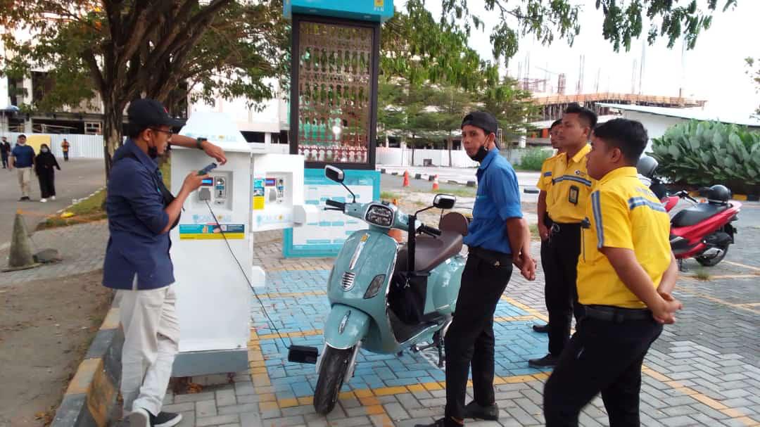 SIAP DIGUNAKAN: Cak Kolis (Charger Kendaraan dengan Koin Listrik) yang mulai sudah bisa digunakan pengunjung LEM di parkir motor LEM, Minggu (21/5). (PLN FOR LOMBOK POST)