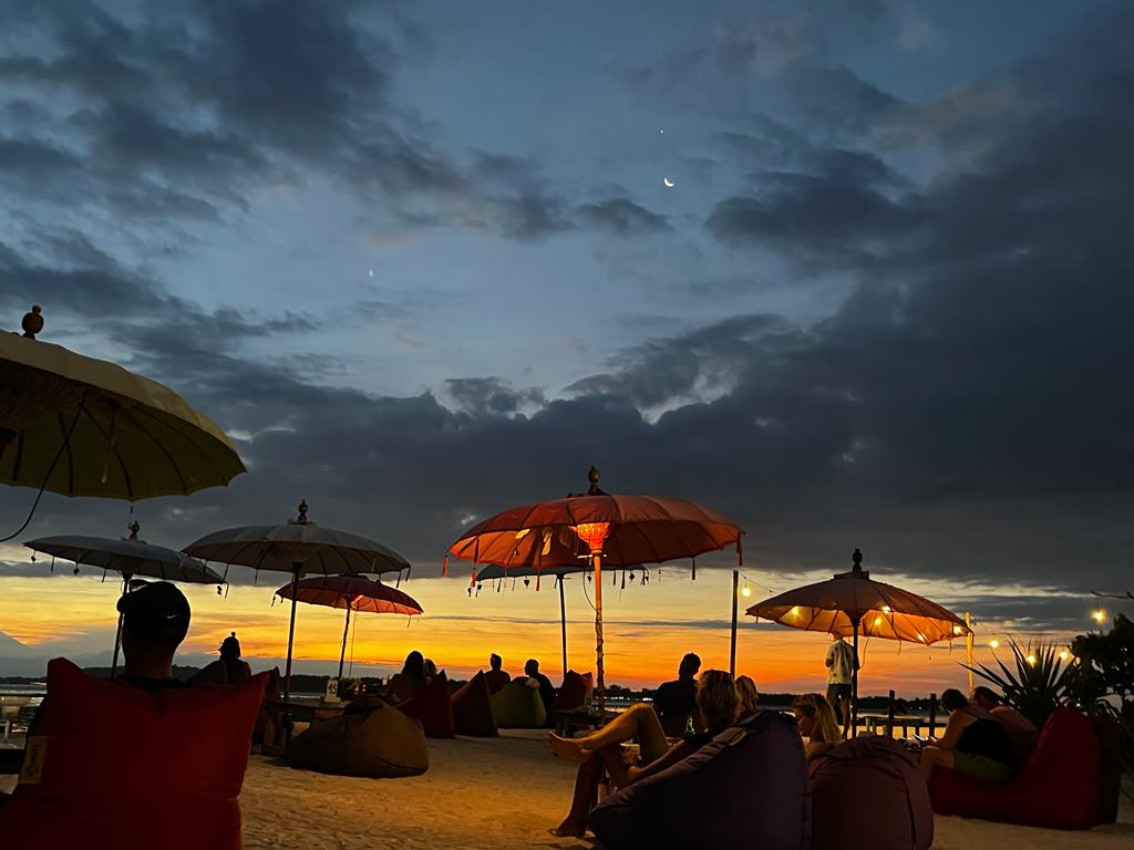 SANTAI DULU: Wisatawan menghabiskan waktu liburannya di Gili Air, yang masuk kawasan 3 Gili Lombok Utara, beberapa waktu lalu. (Didit/Lombok Post)