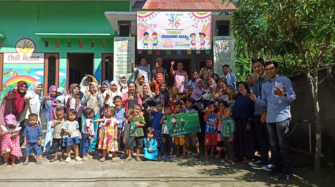 ANAK MENABUNG: Puluhan anak-anak didik Komunitas Chili House mengikuti kegiatan launching program Anak Menabung, di Dusun Teluk Dalem Desa Medana Kecamatan Tanjung. (Ferial/Lombok Post)
