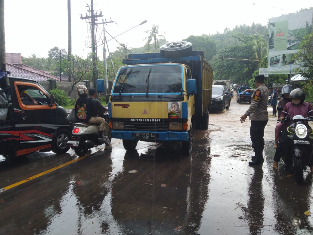PERLU DIPERHATIKAN: Arus lalulintas di jalan raya Senggigi terganggu akibat genangan air. Hal ini disebabkan saluran drainase yang dangkal.(HABIBUL ADNAN/LOMBOK POST)