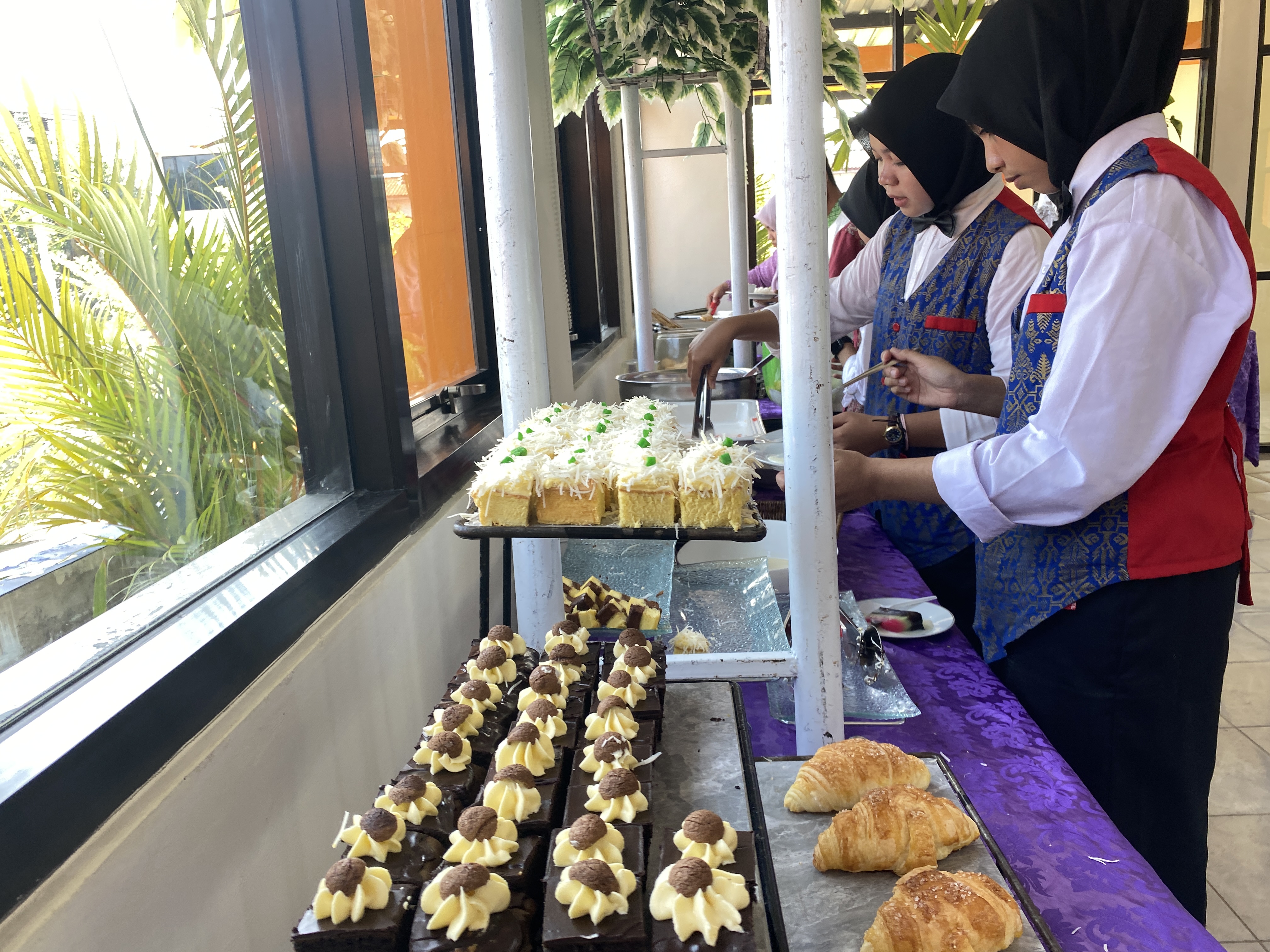 TAMPILKAN KEMAMPUAN: Sejumlah siswi dari jurusan Tata Boga menata kue untuk dihidangkan kepada tamu undangan, di ruang restoran RPS Tata Boga SMKN 4 Mataram, Selasa (30/5). (Yuyun/Lombok Post)