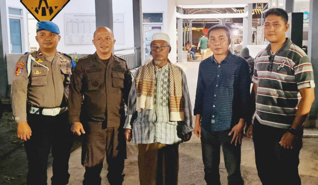 DITANGKAP: Terpidana kasus karantina hewan H Habib Jamhuri (tengah) saat ditangkap tim Tabur Kejati NTB, Kamis (11/5) lalu. (Harli/Lombok Post)