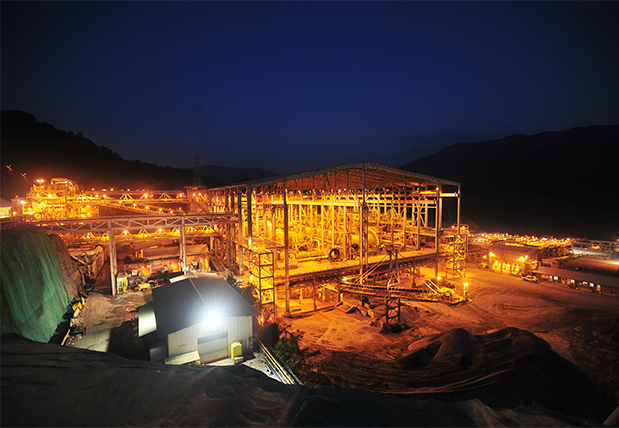TAMBANG EKONOMI: Suasana malam di tambang PT Amman Mineral Nusa Tenggara. (Dok/Lombok Post)