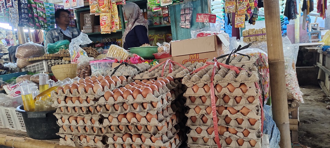 TAK PERNAH TURUN: Pedagang di pasar Gerung mengeluhkan harga telur yang mahal. Mereka berharap agar harga segera stabil.(HABIBUL ADNAN/LOMBOK POST)