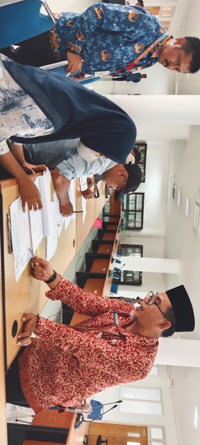 BERIKAN ARAHAN: Tim kesehatan dari RSUD Praya memberikan arahan kepada bacaleg saat menjalani tes medical check-up di aula kantor Sekretariat DPRD Loteng, Selasa (2/5). (Dewi/Lombok Post)