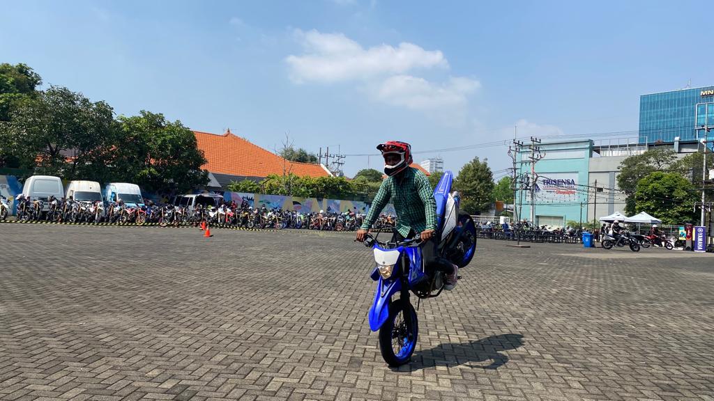 UNJUK KEBOLEHAN: Pengendara WR 155 R unjuk kebolehan dalam kegiatan Internasional Supermoto Ride Day (ISRD) yang digelar di Yamahaland, Surabaya pada Minggu (14/5/2023) lalu. (Yamaha for Lombok Post)