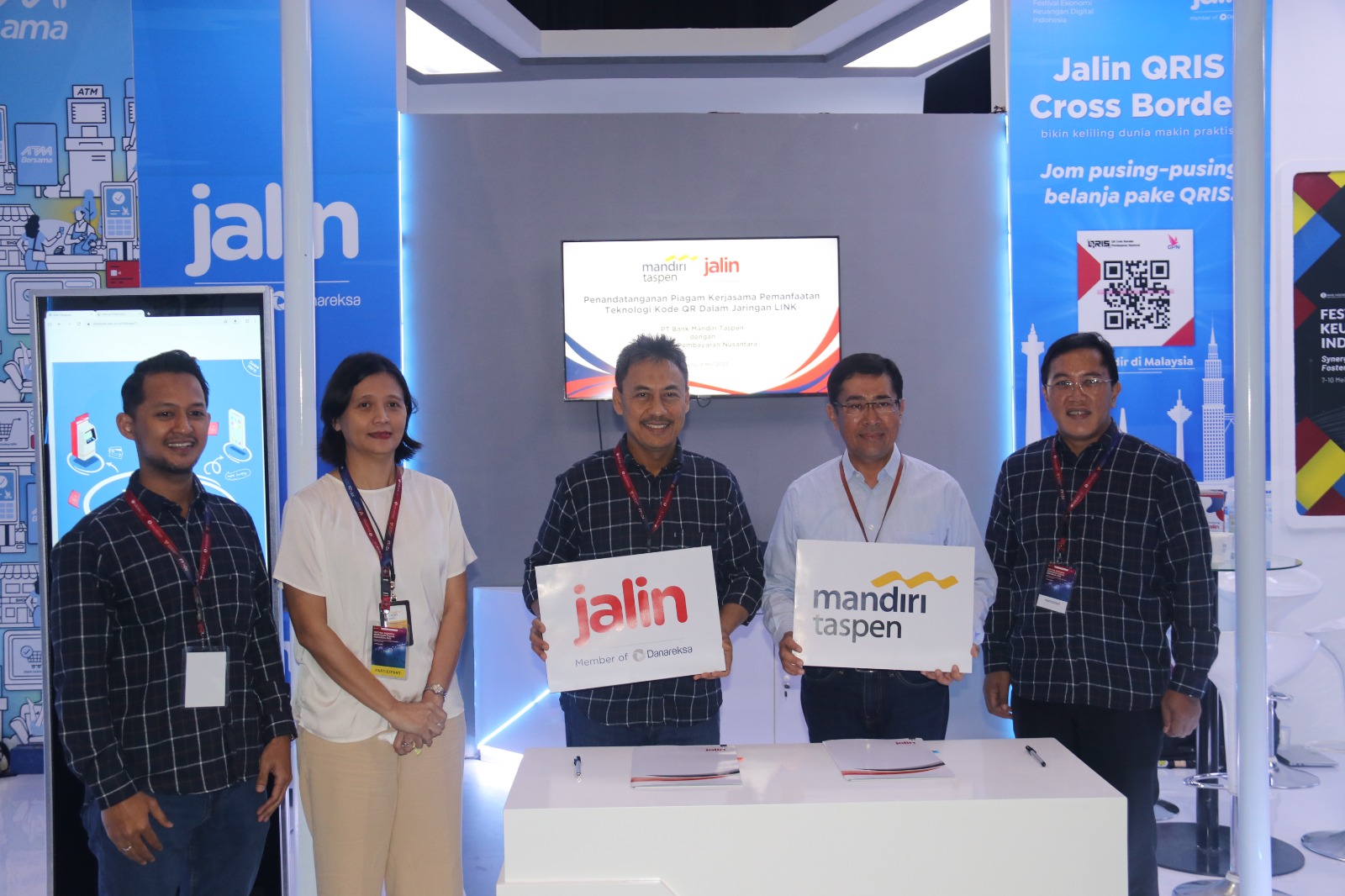 KERJA SAMA QRIS: Direktur Bisnis Bank Mandiri Taspen Maswar Purnama (dua dari kanan) didampingi Direktur Utama Jalin Ario Tedjo (kanan), dan Direktur Komersial Jalin Eko Dedi Rukminto (tiga dari kanan)  usai penandatanganan kerja sama teknologi QR di Jaka