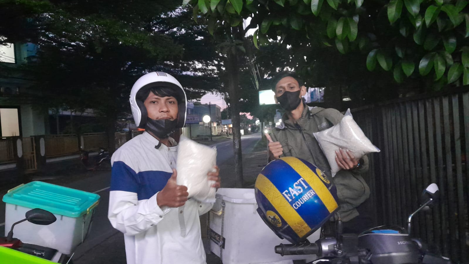 ANTAR BARANG: Dua orang kurir Fast Courier usai tiba lokasi pengantaran barang di Kota Mataram, pekan lalu. (IKHA FOR LOMBOK POST)