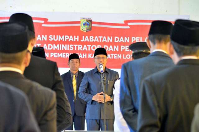 SAMBUTAN: Sekda Lotim HM Juaini Taofik tengah memberikan sambutan di hadapan 20 pejabat administrator dan pengawas yang dilantik dan diambil sumpah jabatannya di aula Dikes Lotim, Rabu (03/5). (Diskominfo Lotim for Lombok Post)