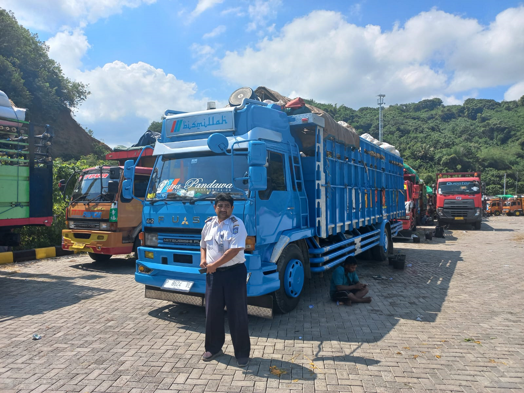 TUNGGU GILIRAN DIANGKUT: Puluhan truk yang sebagian bermuatan sapi ternak menunggu giliran diangkut kapal di Pelabuhan Gilimas, Lembar, Lombok Barat, Minggu (21/5).(PELINDO CABANG LEMBAR FOR LOMBOK POST)