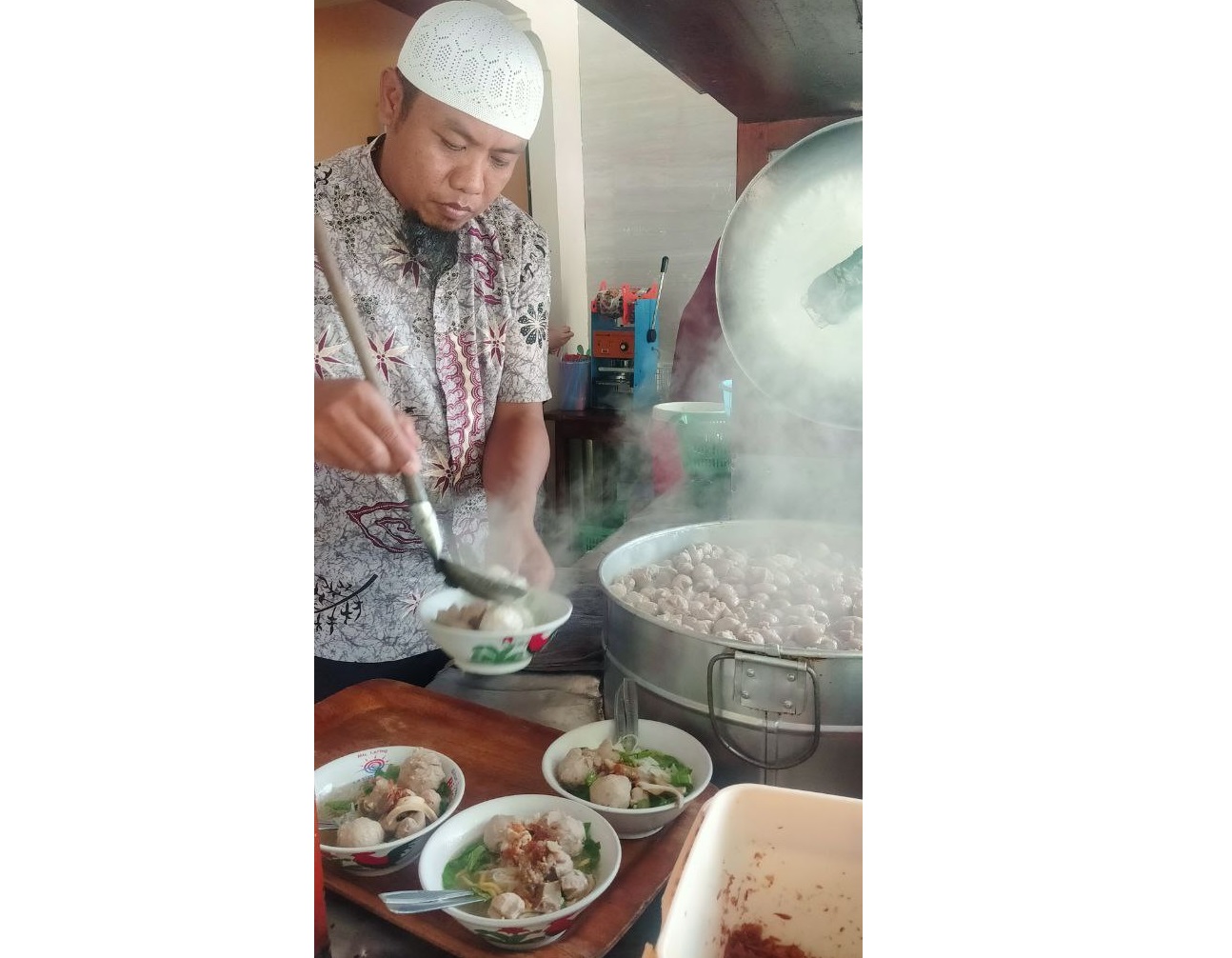 SAJIKAN BAKSO: Seorang karyawan menyiapkan bakso untuk pelanggan WRK Jembatan Sempur di Kopang, Loteng, beberapa hari lalu. (NURUL/LOMBOK POST)