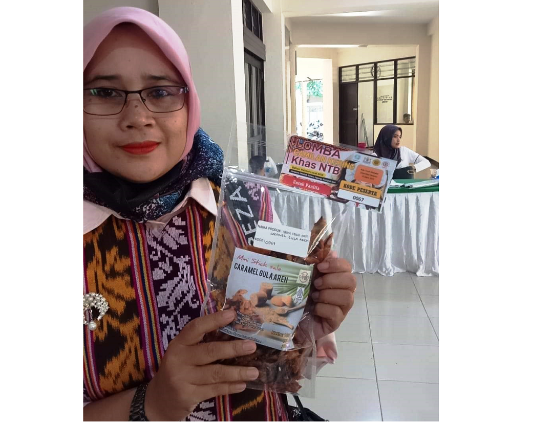 BEST SELLER: Owner Manha99 Nur Aini menunjukan salah satu produk yang paling laku terjual.(MANHA FOR LOMBOK POST)