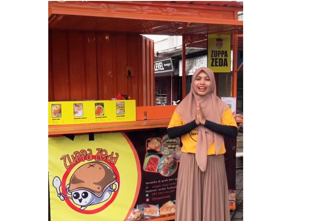 SIAP SAMBUT PELANGGAN: Ega Ruly Purnama  siap menyambut konsumen yang datang di tempatnya berjualan di Lingkar Selatan, Mataram. (NURUL/LOMBOK POST)