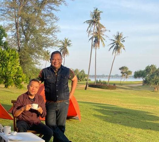 KOLABORASI: Ketua Japnas NTB I Made Agus Ariana (kiri) dan General Manager Lombok Golf Kosaido Country Club (LGKCC) Supriadi Mawardi usai membahas pengembangan sport tourism golf, beberapa waktu lalu. (IST/LOMBOK POT)