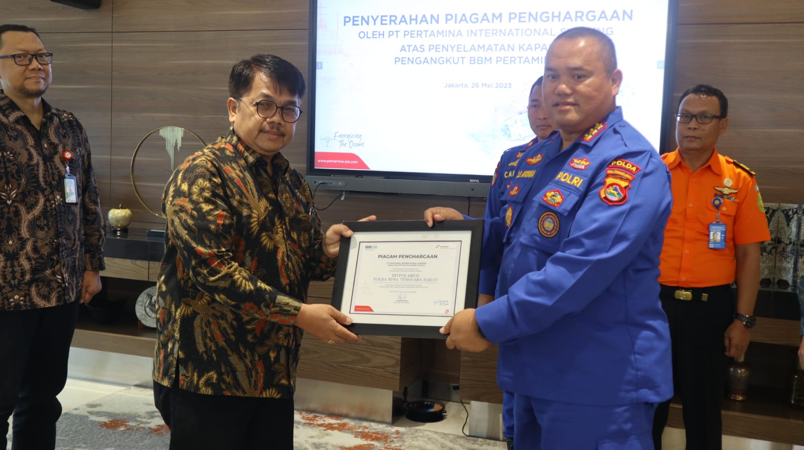 Dirpolairud Polda NTB Kombespol Kobul Syahrin Ritonga menerima penghargaan dari Direktur SDM dan Penunjang Bisnis PIS Surya Tri Harto. (Humas Polda NTB for Lombok Post)