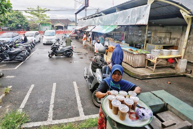 PASAR MALAM: Sejumlah pedagang menjajakan dagangannya di Pasar Rembiga, Kota Mataram, belum lama ini.( IVAN/LOMBOK POST)