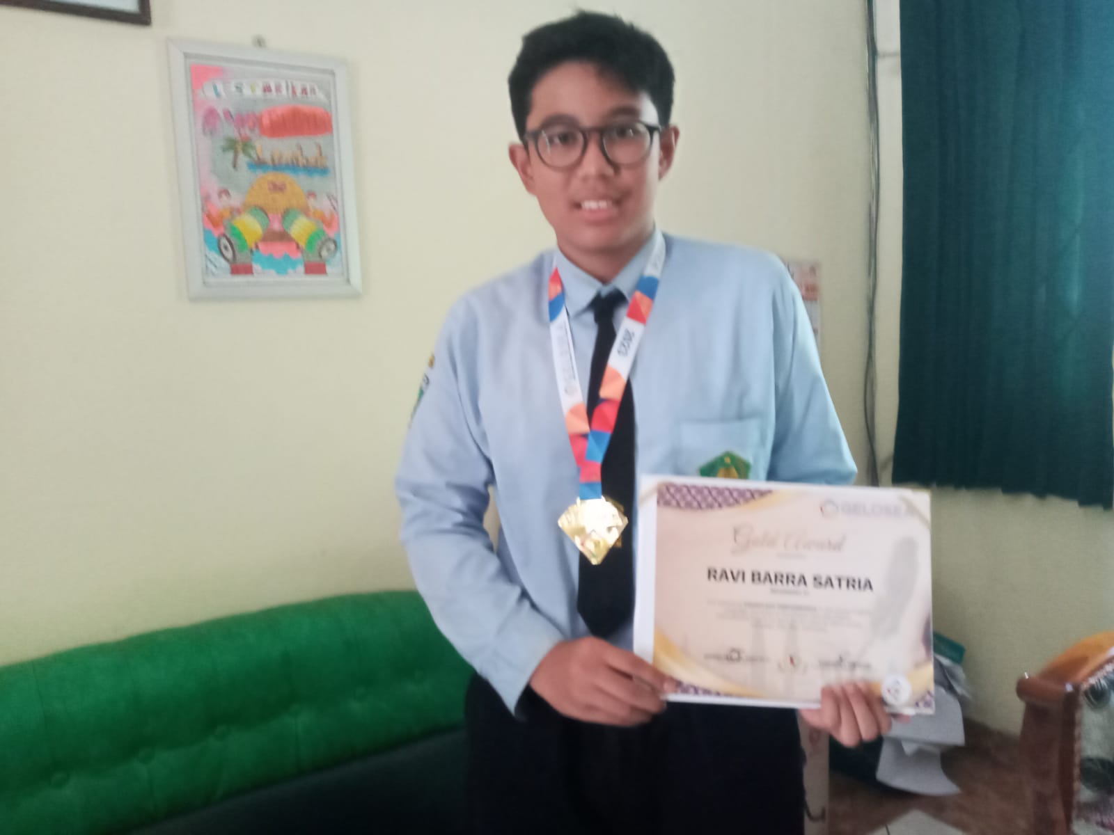 MEMBANGGAKAN: Ravi Barra Satria, Siswa MTsN 1 Mataram menunjukkan medali emas yang diraihnya pada ajang GELOSEA 2023 di madrasah setempat, kemarin (3/5). ROJAI/LOMBOK POST