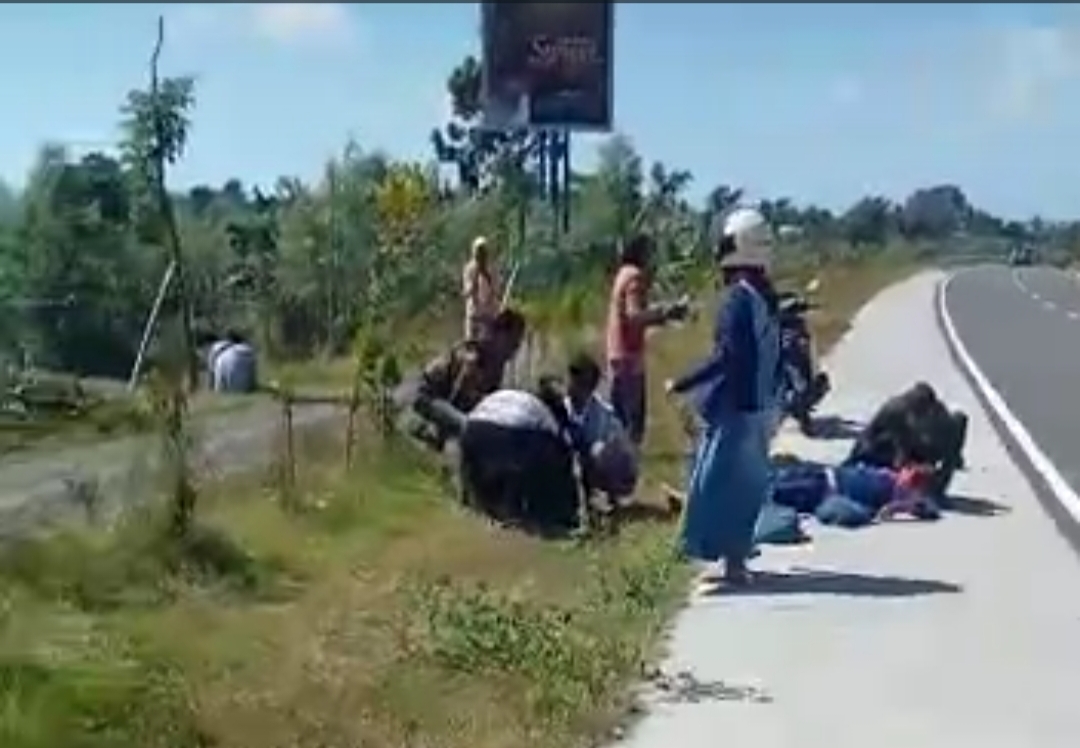 KECELAKAAN TUNGGAL: Sejumlah warga membantu korban pikap yang kecelakaan tunggal di Bypass BIL II, Minggu (14/5) lalu.