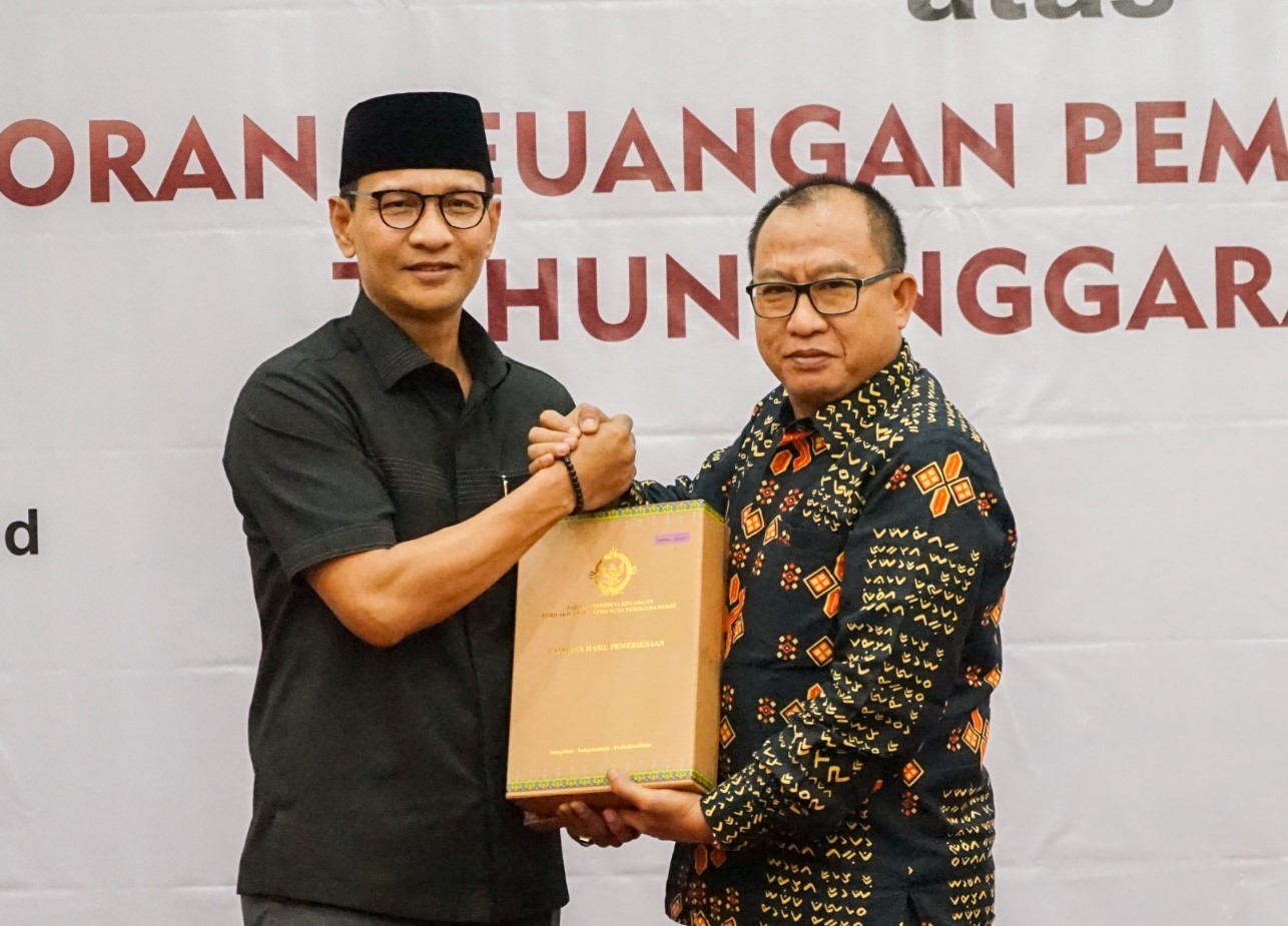 MEMBANGGAKAN: Wali Kota Mataram H Mohan Roliskana (kiri) menerima predikat opini WTP dari Kepala BPK Perwakilan NTB Ade Irwan Rusmana di Kantor BPK Perwakilan NTB, Jumat (12/5) lalu.( DOK DISKOMINFO KOTA MATARAM)