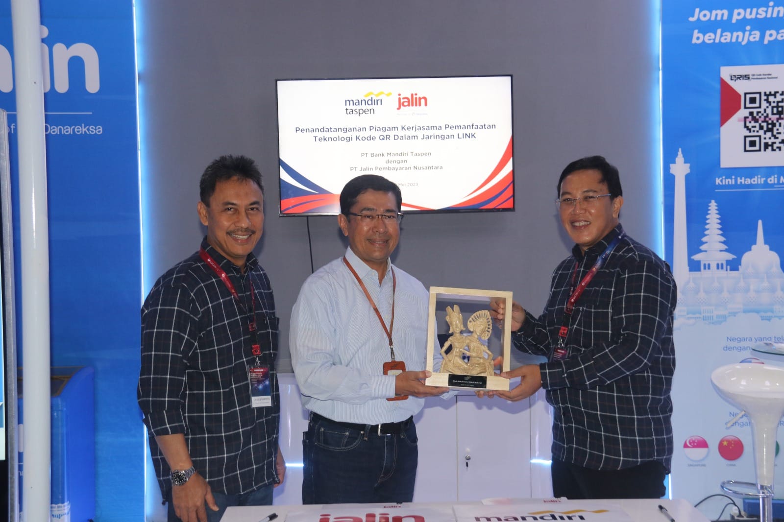 KERJA SAMA TEKNOLOGI QR: Direktur Bisnis Bank Mandiri Taspen Maswar Purnama (tengah) bersama Direktur Utama PT Jalin Ario Tedjo (kanan) usai Penandatanganan Kerja Sama Teknologi QR didampingi Direktur Komersial PT Jalin Eko Dedi Rukminto (kiri) di Jakarta