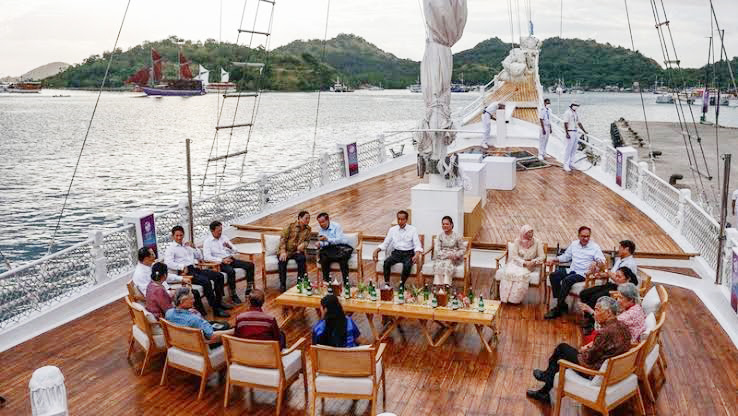 Presiden Jokowi bersama para kepala negara-negara ASEAN menikmati suasana relaks dan kekeluargaan di atas kapal phinisi di sela KTT ASEAN ke-42 di Labuan Bajo. (Istimewa)
