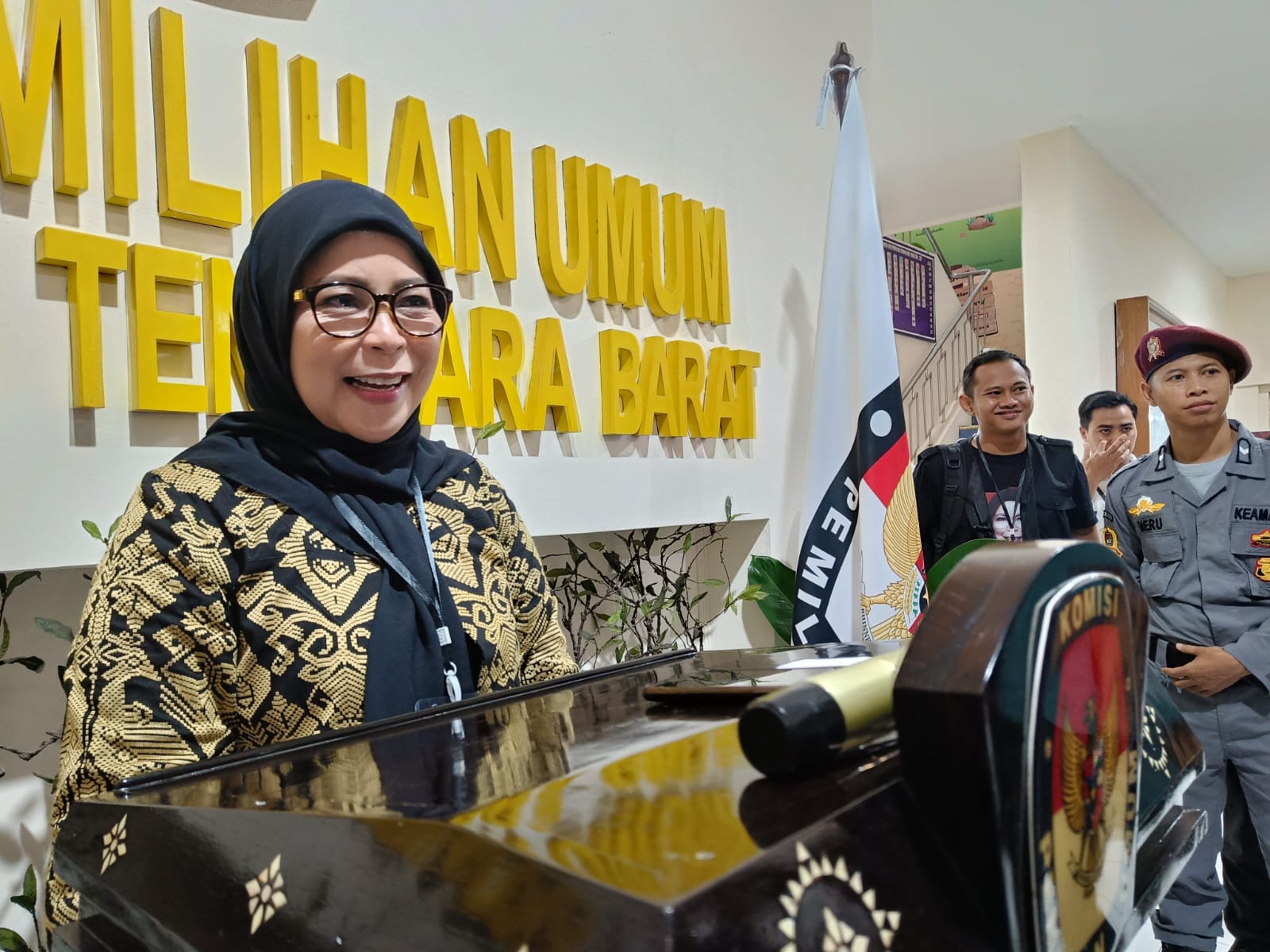 OPTIMIS: Maureen Grace Wenas saat konferensi pers usai mendaftar di KPU NTB, Kamis (11/5). (Zad/Lombok Post)
