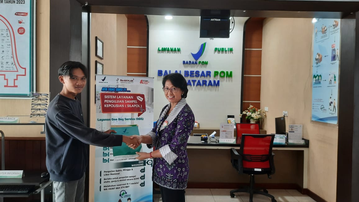 Kepala Balai Besar POM di Mataram, Dra. I Gusti Ayu Adhi Aryapatni, Apt (kanan) dalam sebuah kesempatan.