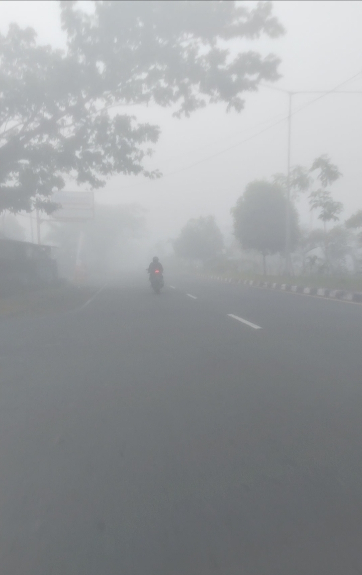 HATI-HATI: Suasana jalan raya bypass BIL I dan II yang diselimuti kabut tebal, Rabu (24/5) pagi. Jarak pandang sekian meter membuat pengendara bermotor ekstra hati-hati. (Dewi/Lombok Post)